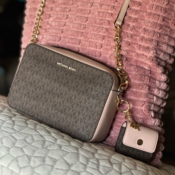 BRAND NEW. MICHEAL KORS CROSSBODY & Air Pods Case. Brown & blush Pink - Picture 10 of 12